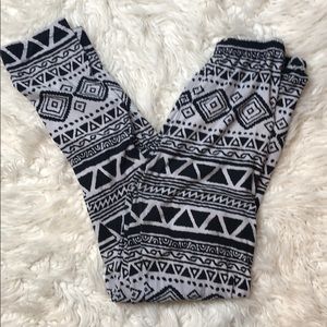 Block and white patterned leggings